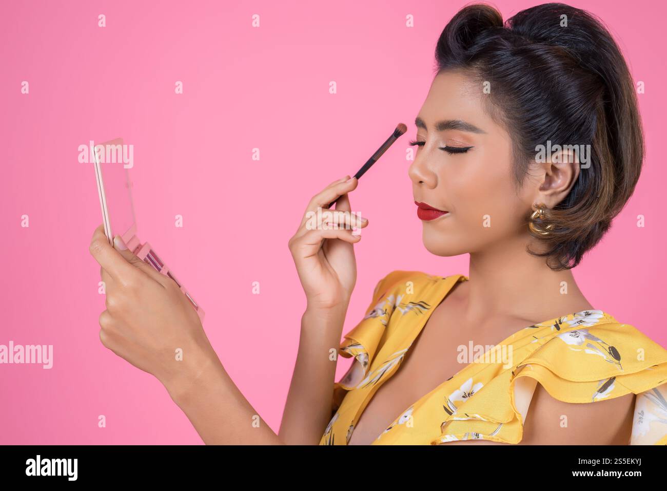Portrait de femme avec brosse à maquillage et cosmétique Banque D'Images