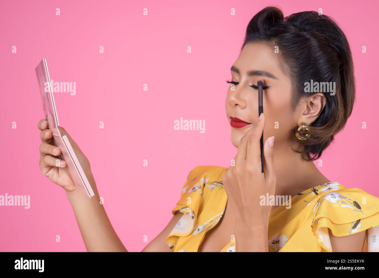 Portrait de femme avec brosse à maquillage et cosmétique Banque D'Images