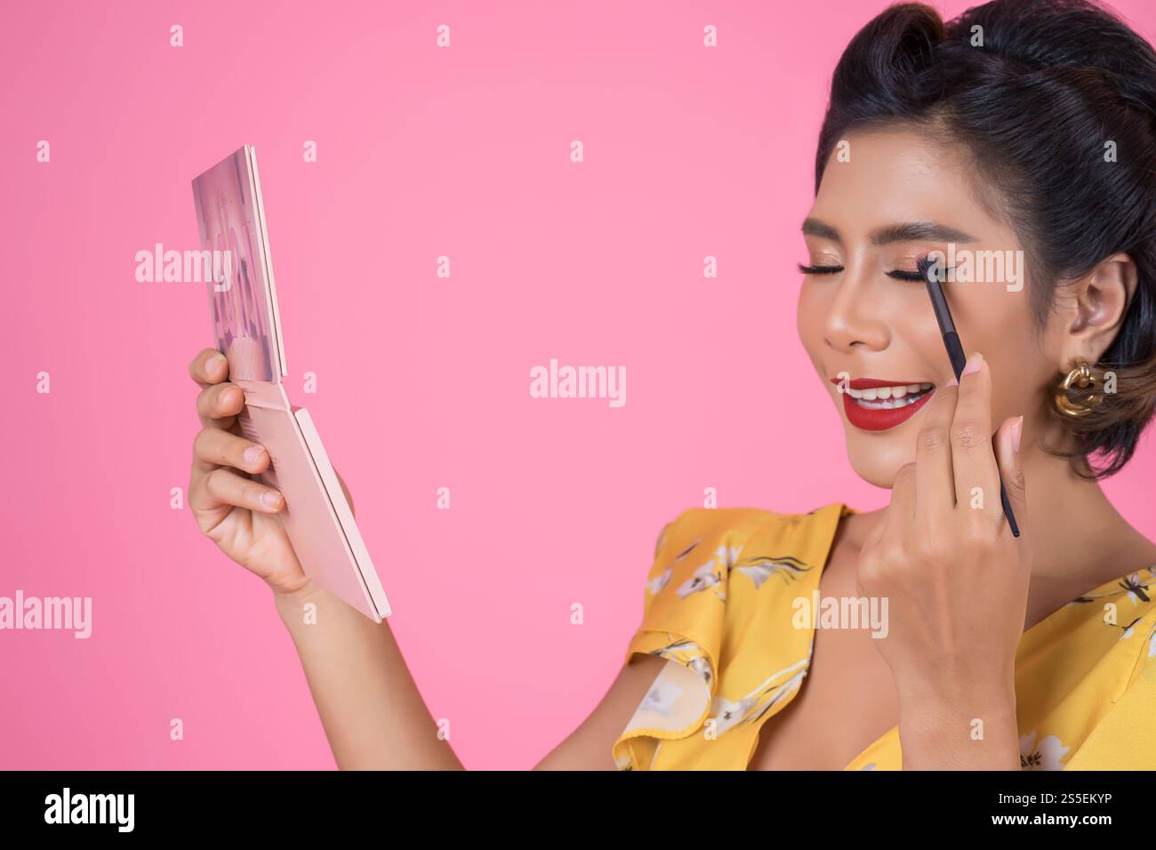 Portrait de femme avec brosse à maquillage et cosmétique Banque D'Images