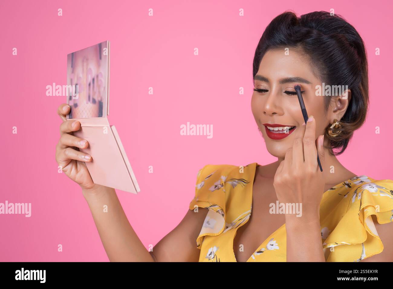 Portrait de femme avec brosse à maquillage et cosmétique Banque D'Images