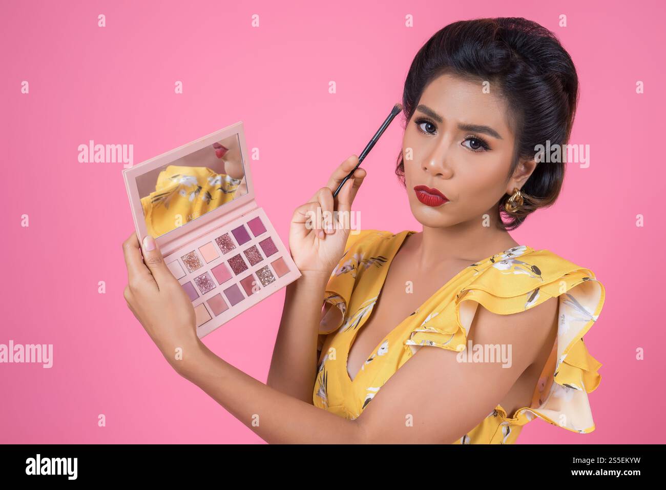 Portrait de femme avec brosse à maquillage et cosmétique Banque D'Images