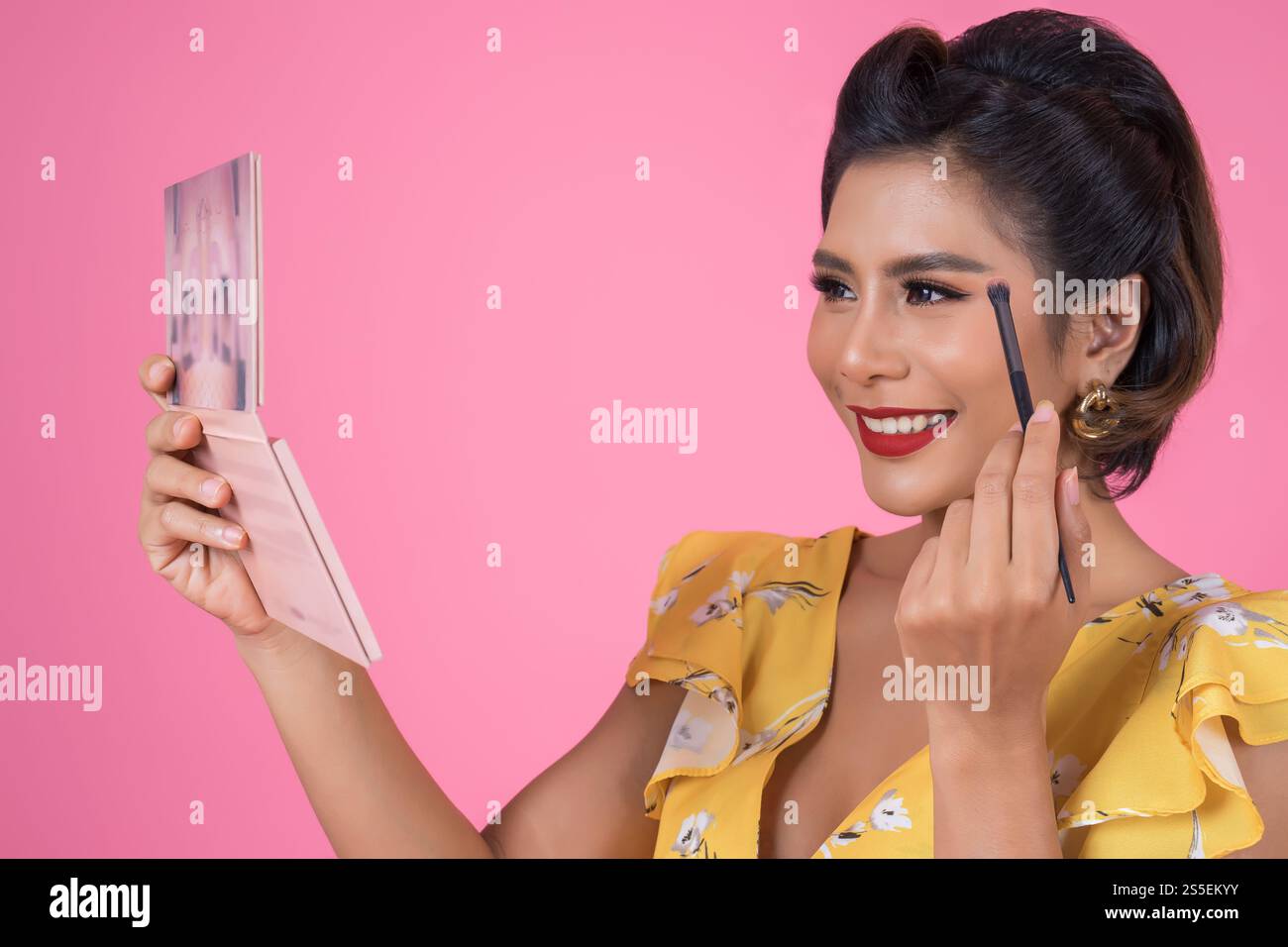Portrait de femme avec brosse à maquillage et cosmétique Banque D'Images
