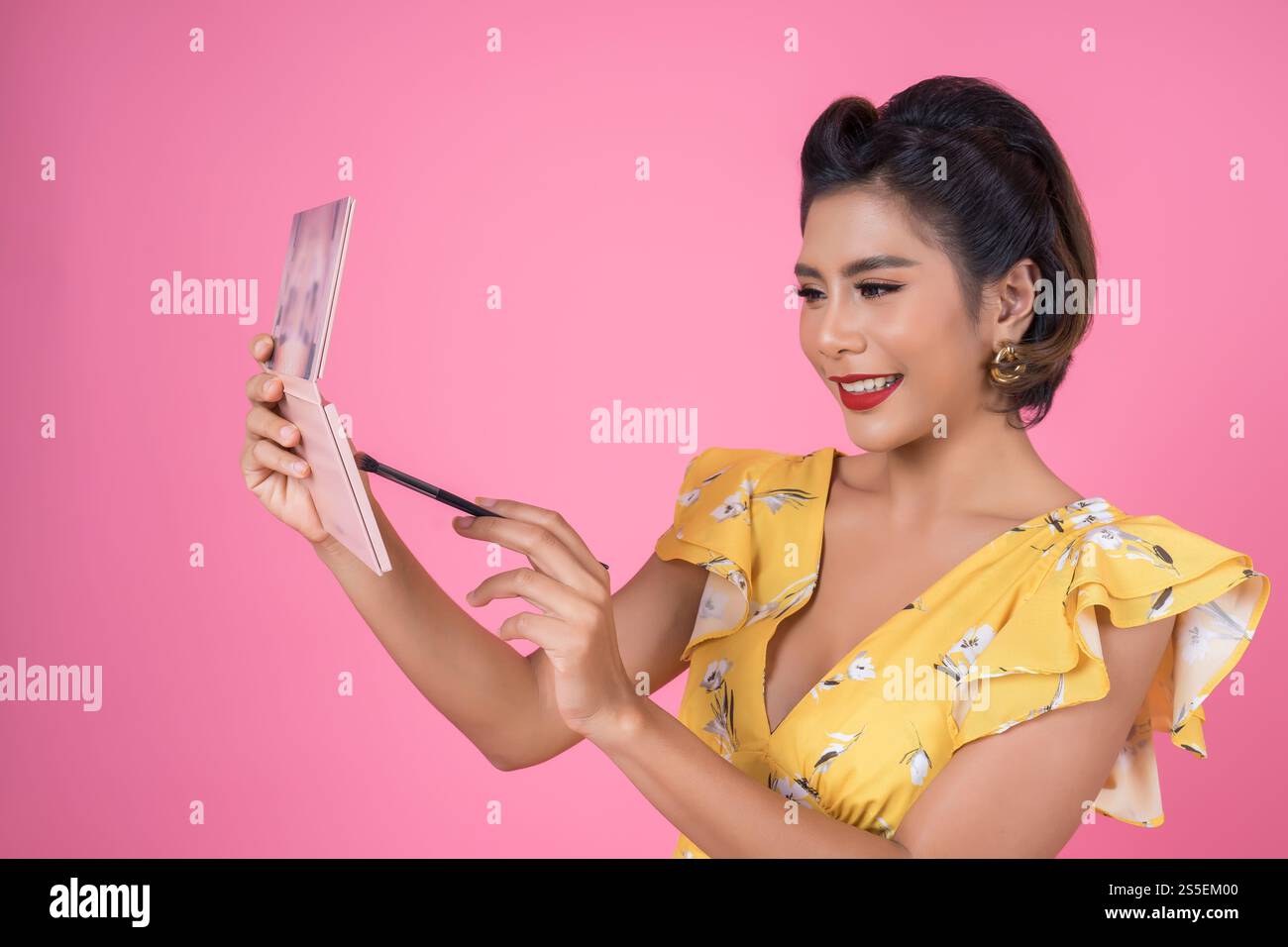Portrait de femme avec brosse à maquillage et cosmétique Banque D'Images