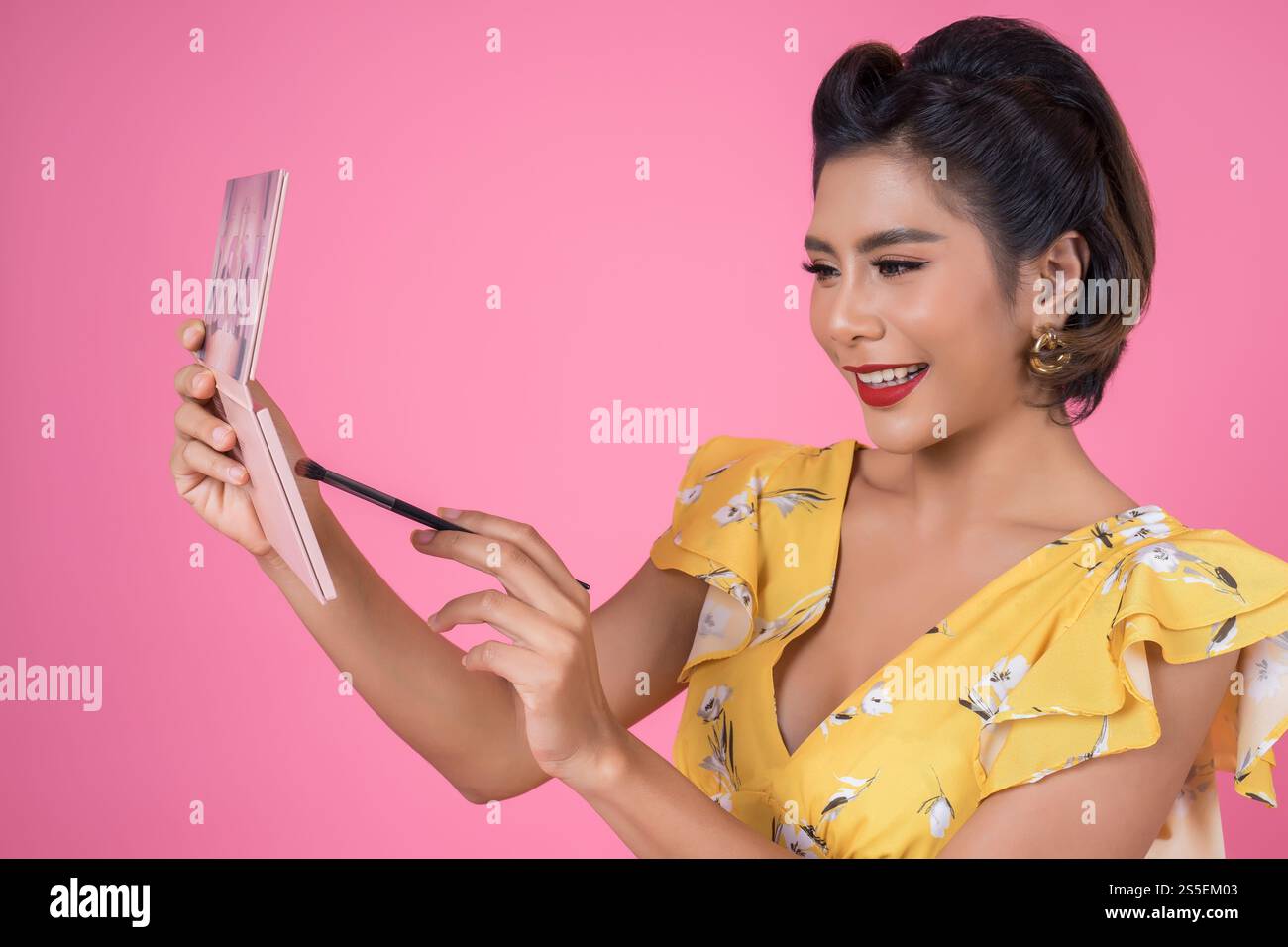 Portrait de femme avec brosse à maquillage et cosmétique Banque D'Images
