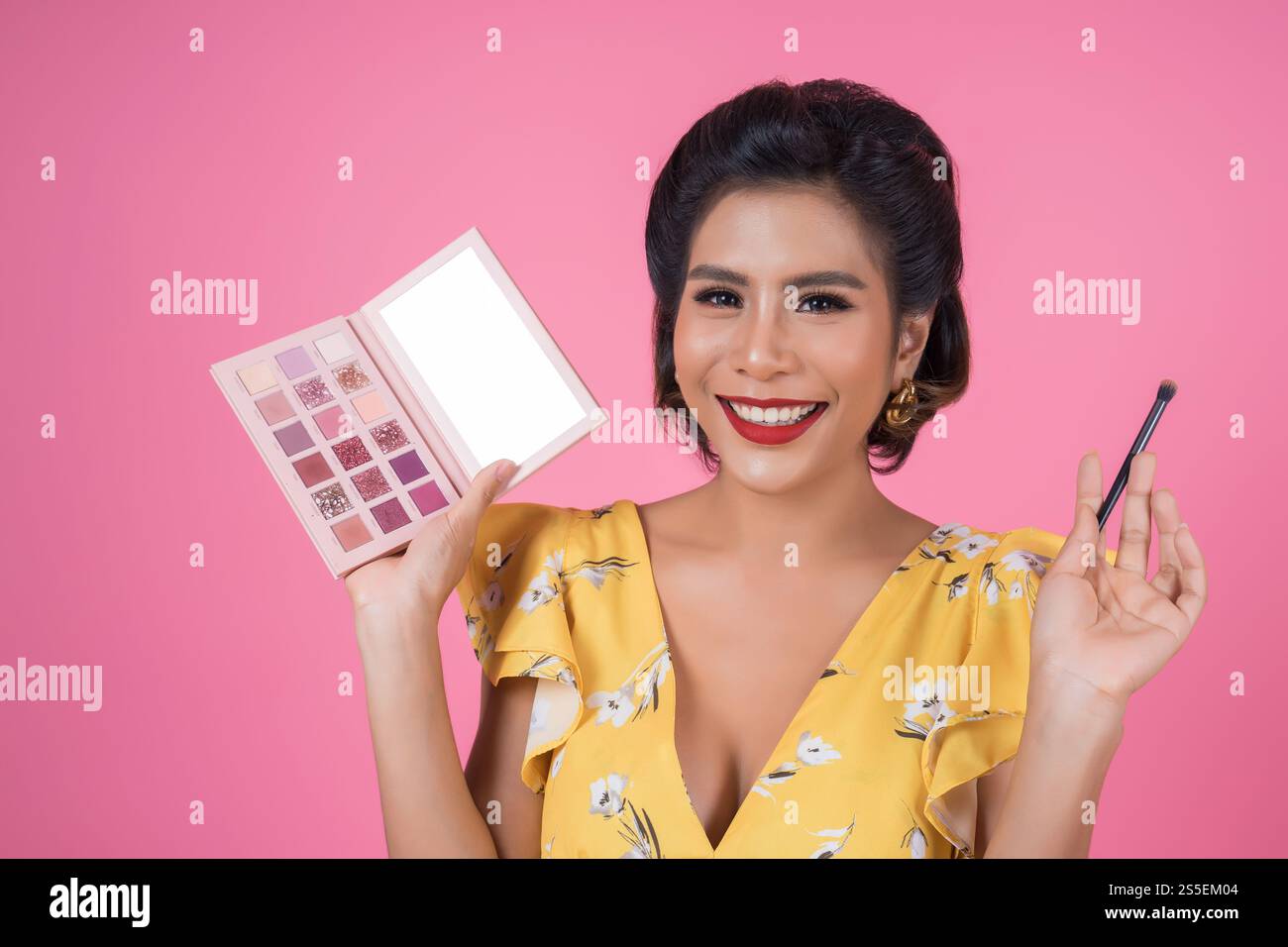 Portrait de femme avec brosse à maquillage et cosmétique Banque D'Images