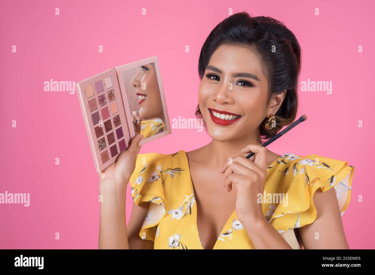 Portrait de femme avec brosse à maquillage et cosmétique Banque D'Images