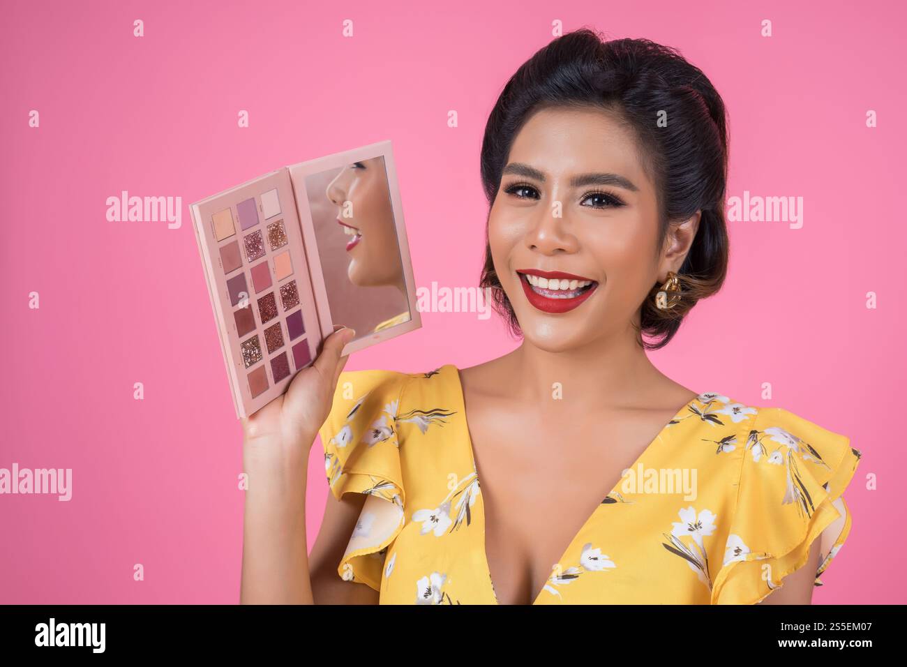Portrait de femme avec brosse à maquillage et cosmétique Banque D'Images