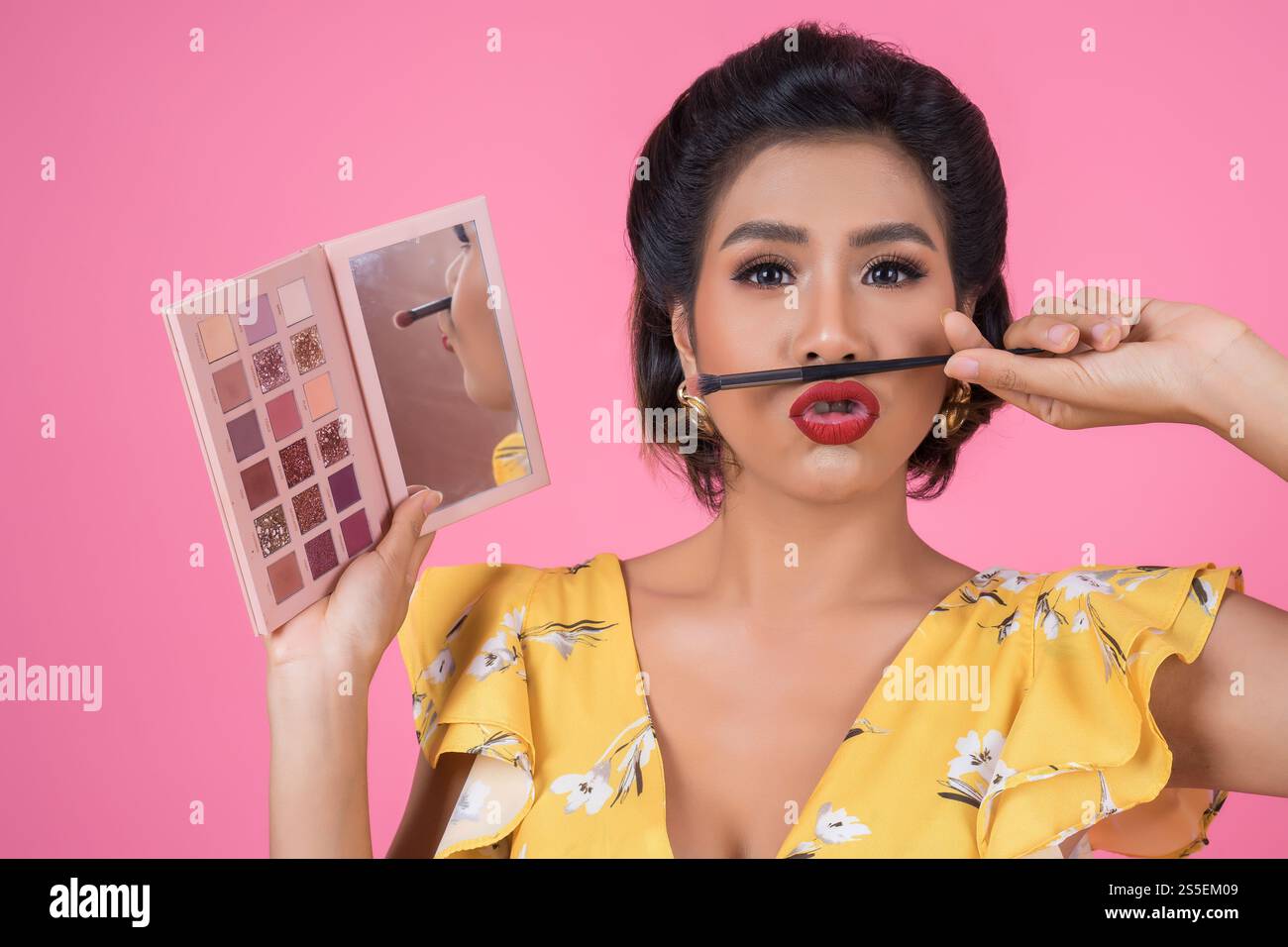 Portrait de femme avec brosse à maquillage et cosmétique Banque D'Images