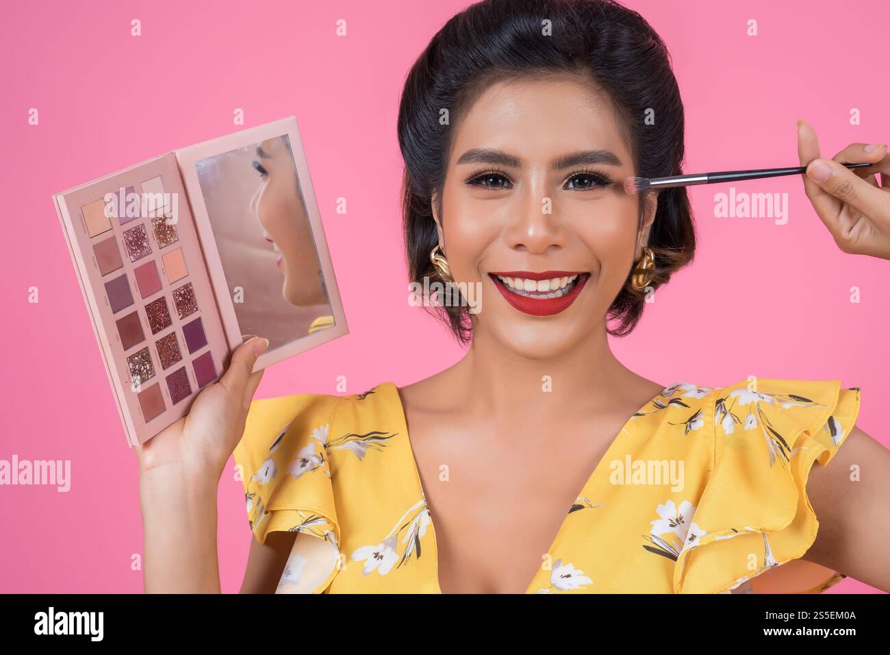 Portrait de femme avec brosse à maquillage et cosmétique Banque D'Images