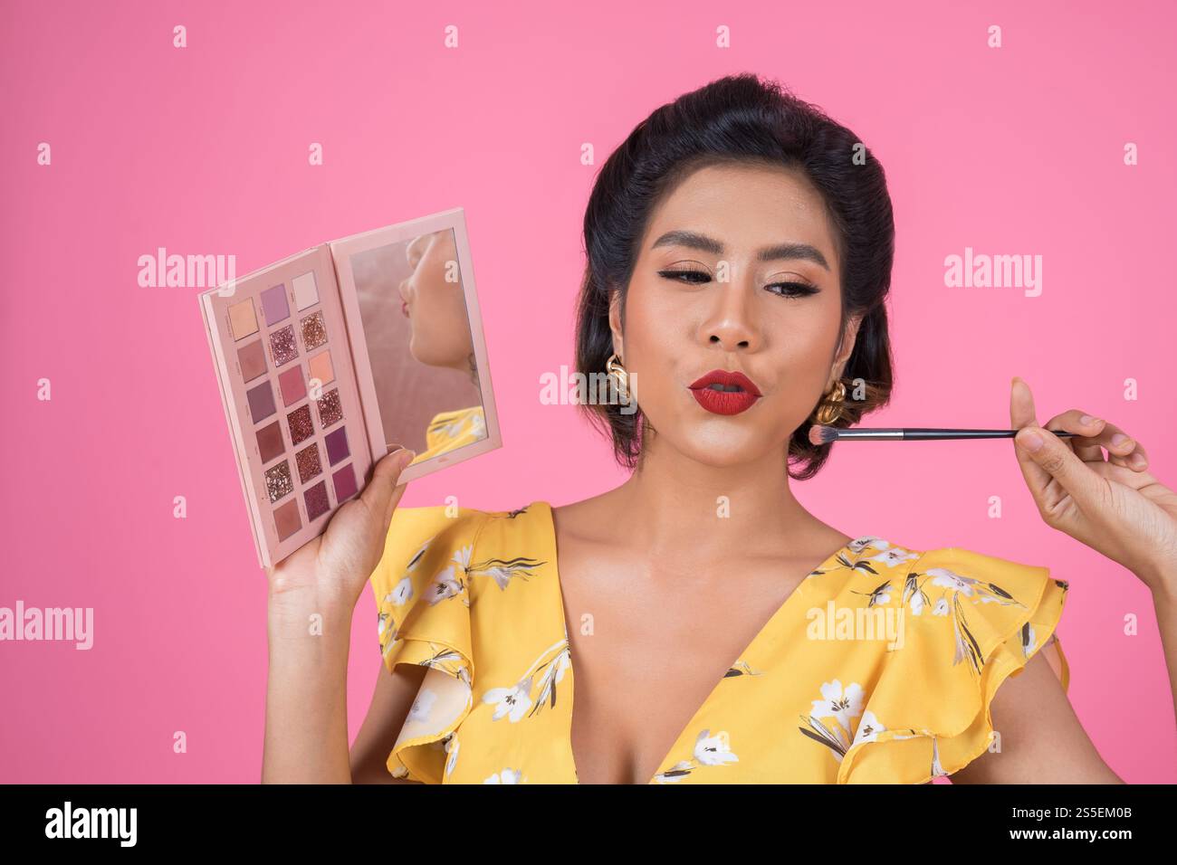Portrait de femme avec brosse à maquillage et cosmétique Banque D'Images