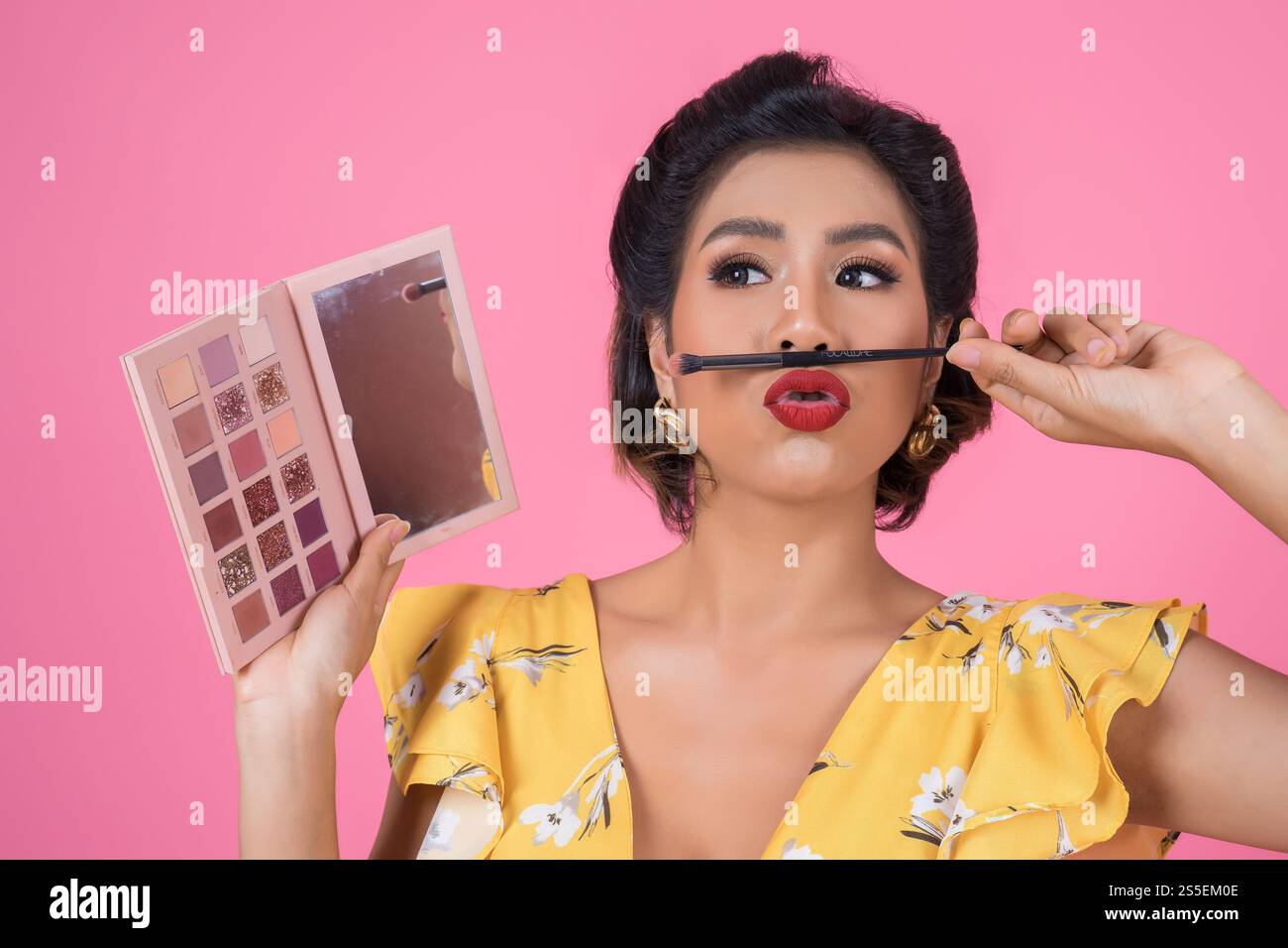 Portrait de femme avec brosse à maquillage et cosmétique Banque D'Images