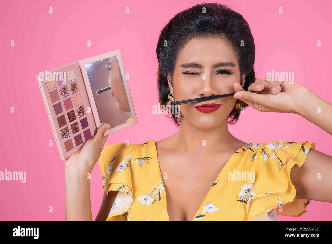 Portrait de femme avec brosse à maquillage et cosmétique Banque D'Images
