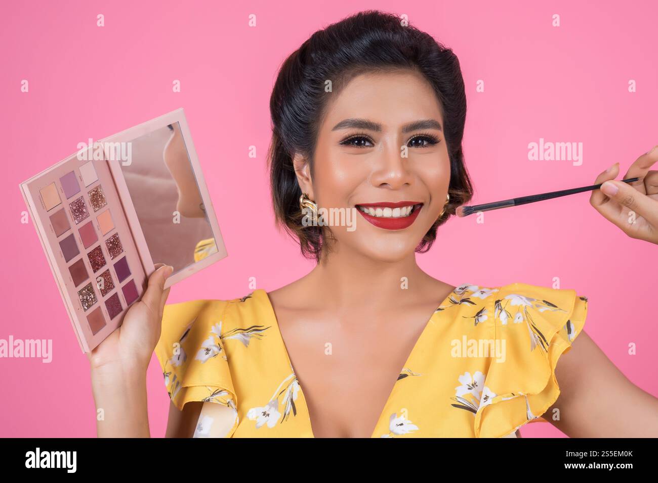 Portrait de femme avec brosse à maquillage et cosmétique Banque D'Images