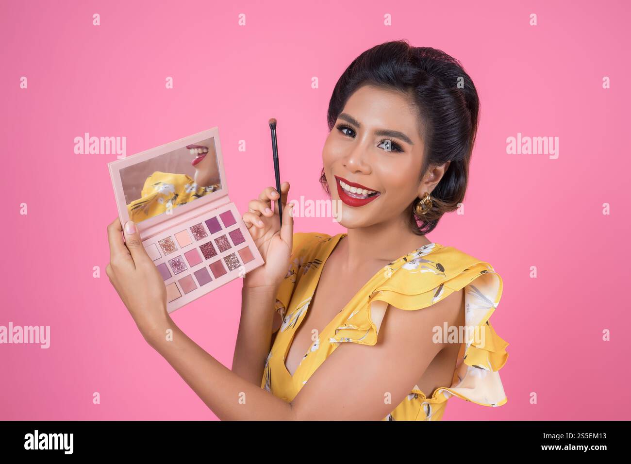 Portrait de femme avec brosse à maquillage et cosmétique Banque D'Images