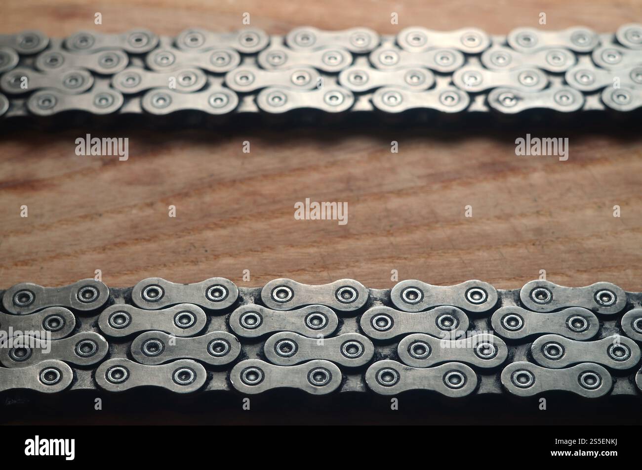 Chaîne sale et huileuse d'un vélo de montagne couché sur une table en bois dans un magasin de vélos. Un des principaux éléments de la transmission du couple sur les vélos Banque D'Images