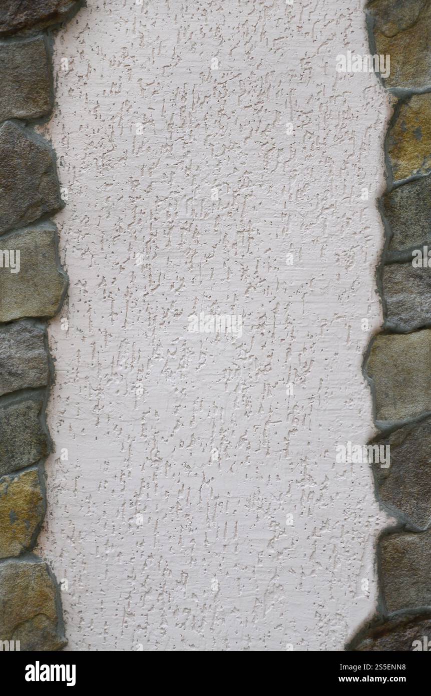 Mur en béton blanc plâtré et traité avec un beau cadre de pierres rectangulaires plates. Une énorme quantité d'espace pour remplir votre texte ou contenu. Banque D'Images