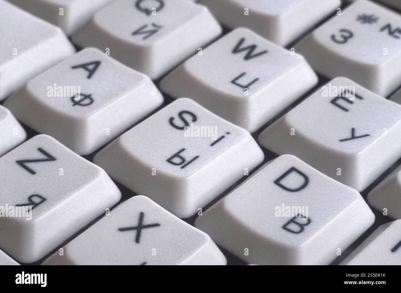 Gros plan du clavier classique blanc de l'ordinateur. Clavier d'ordinateur blanc Banque D'Images