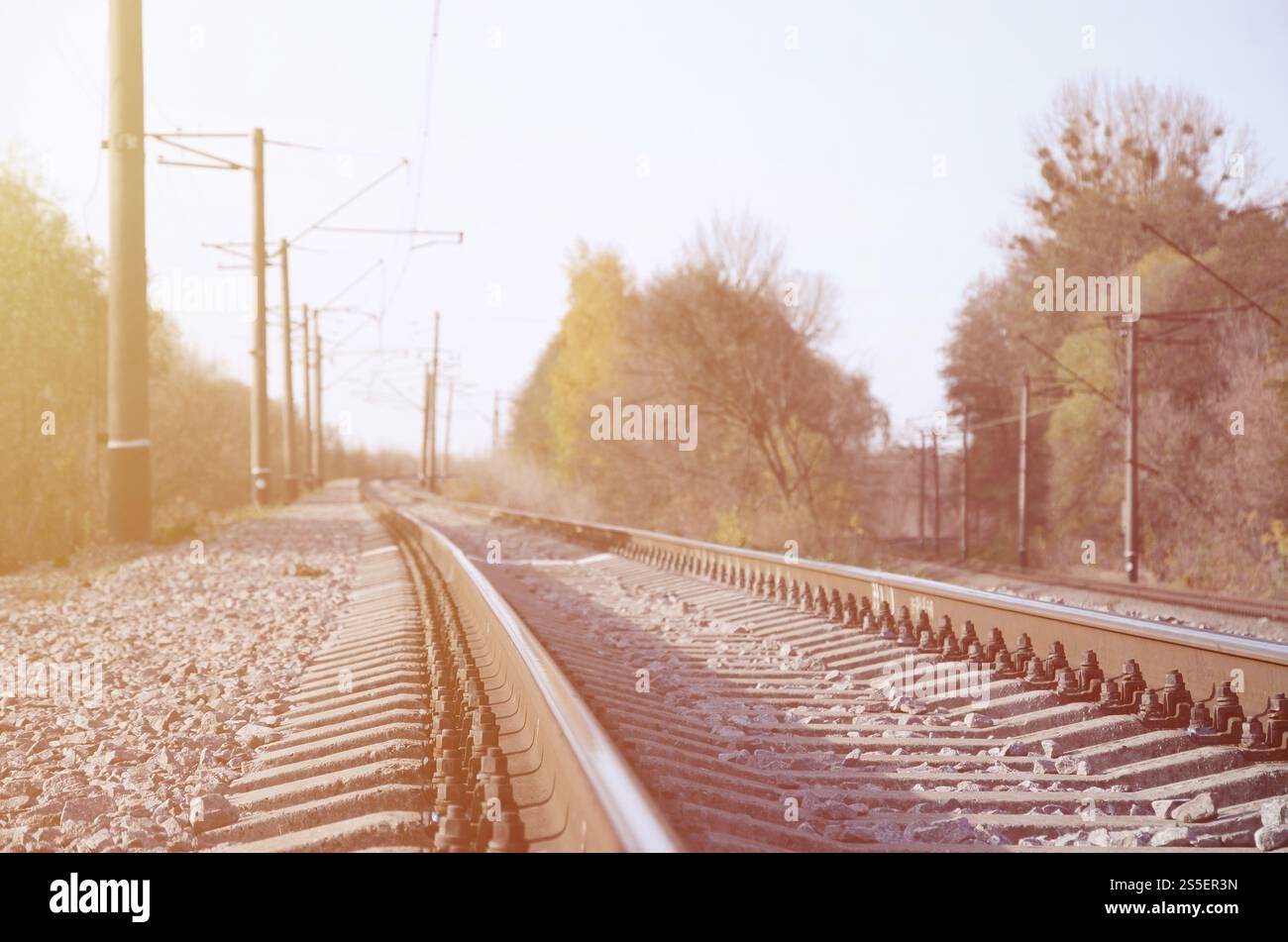 Automne paysage industriel. Dans la distance de recul de fer parmi les arbres d'automne jaune et vert Banque D'Images