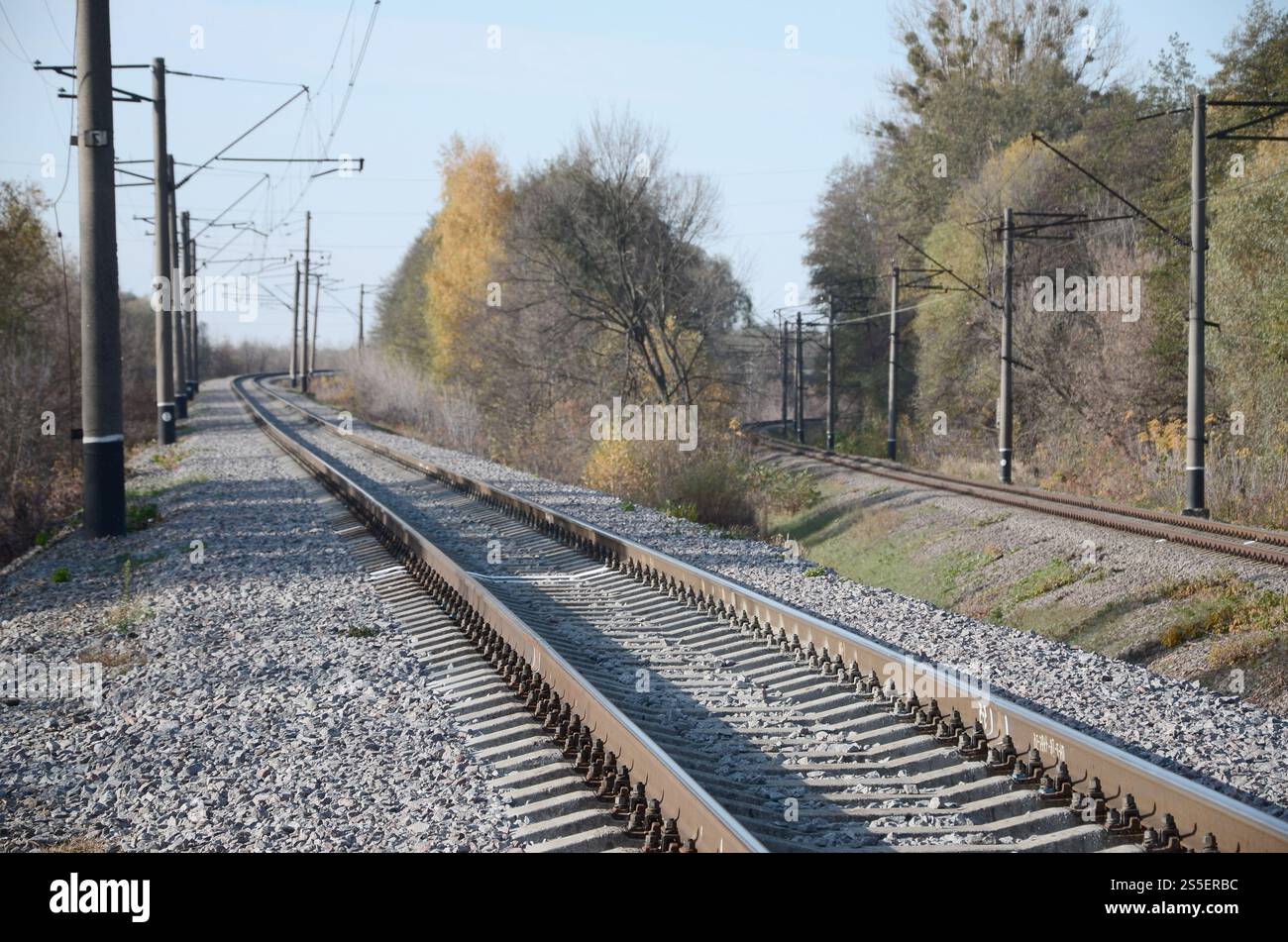 Automne paysage industriel. Dans la distance de recul de fer parmi les arbres d'automne jaune et vert Banque D'Images