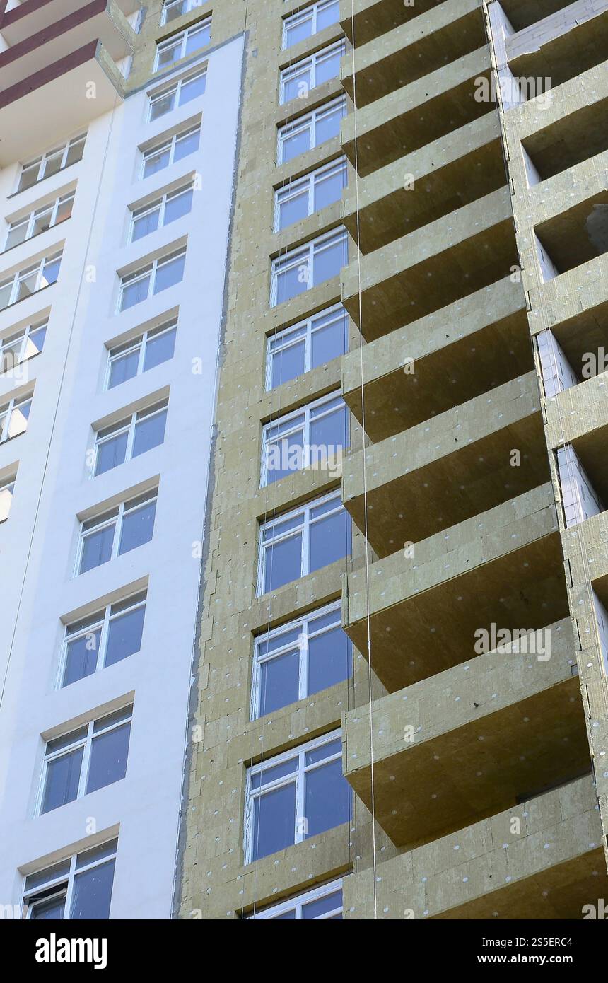 Nouvelle ville résidentielle multi magasin apartement haute façade de maison de bâtiment en construction. Façade de maison de construction d'appartements résidentiels multi-magasins Banque D'Images