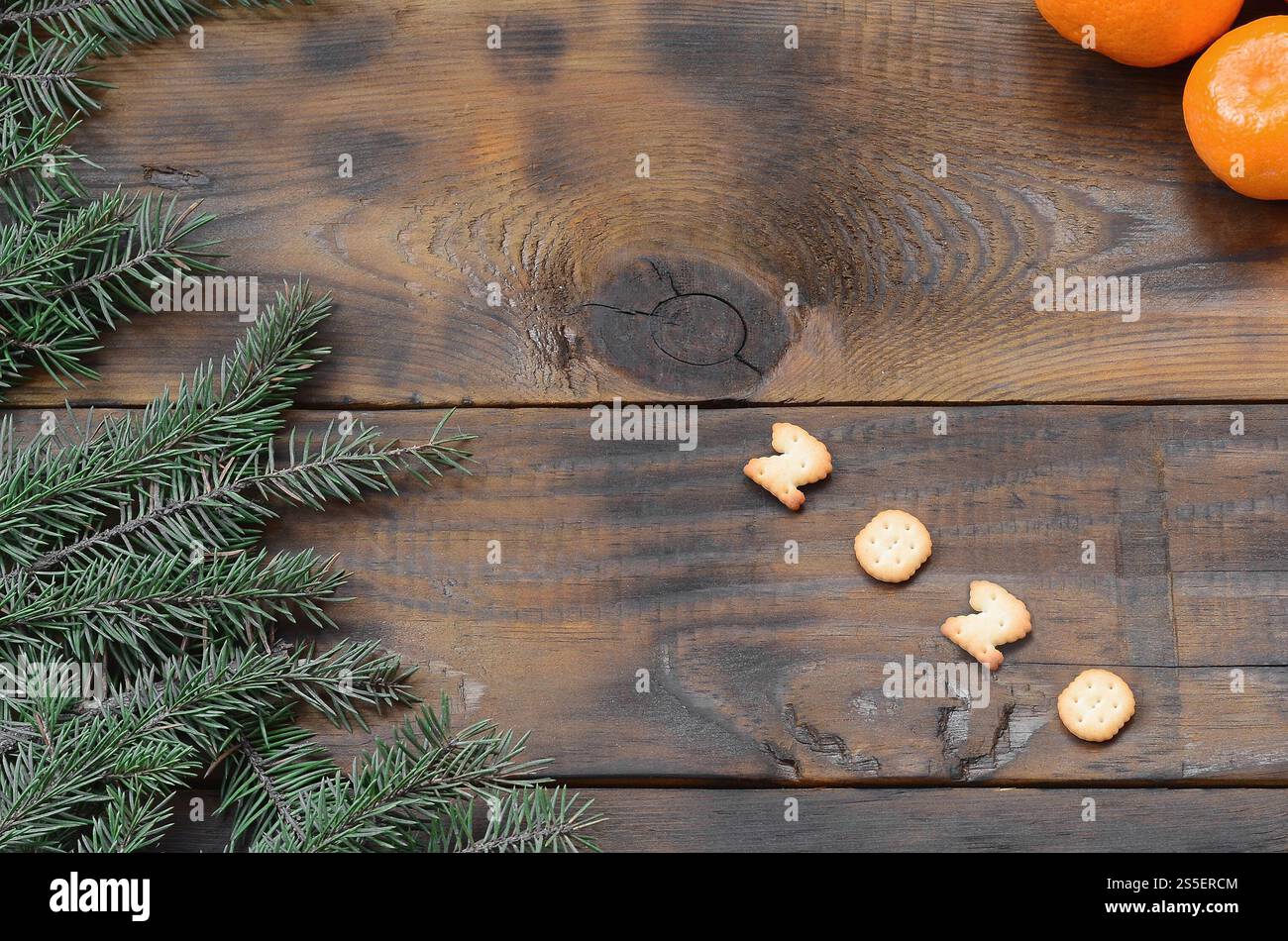 Carte de vacances de Noël avec mandarines, craquelin 2020 chiffres et branches de sapin avec espace de copie. Vue de dessus, pose à plat. Mandarines, craquelins 2020 chiffres et Banque D'Images