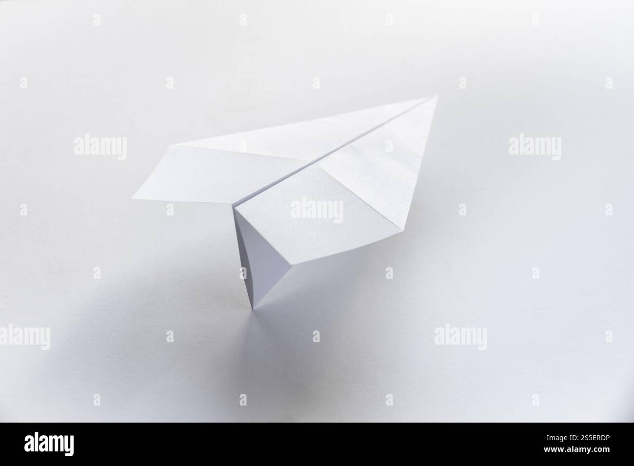 Origami plan en papier isolé sur un fond blanc vierge. Origami plan de papier isolé sur un fond blanc Banque D'Images