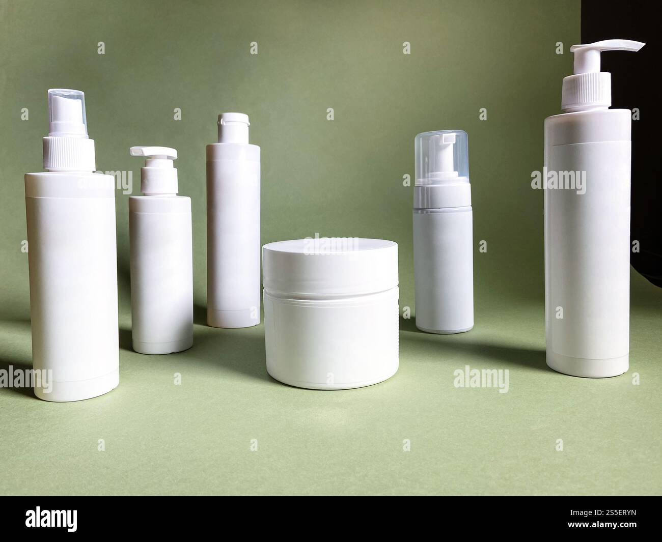 plusieurs bouteilles blanches en plastique sur fond de papier kaki Banque D'Images