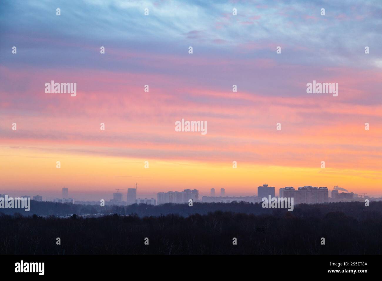 ciel coloré au-dessus de la ville et parc à l'aube froide en hiver matin Banque D'Images