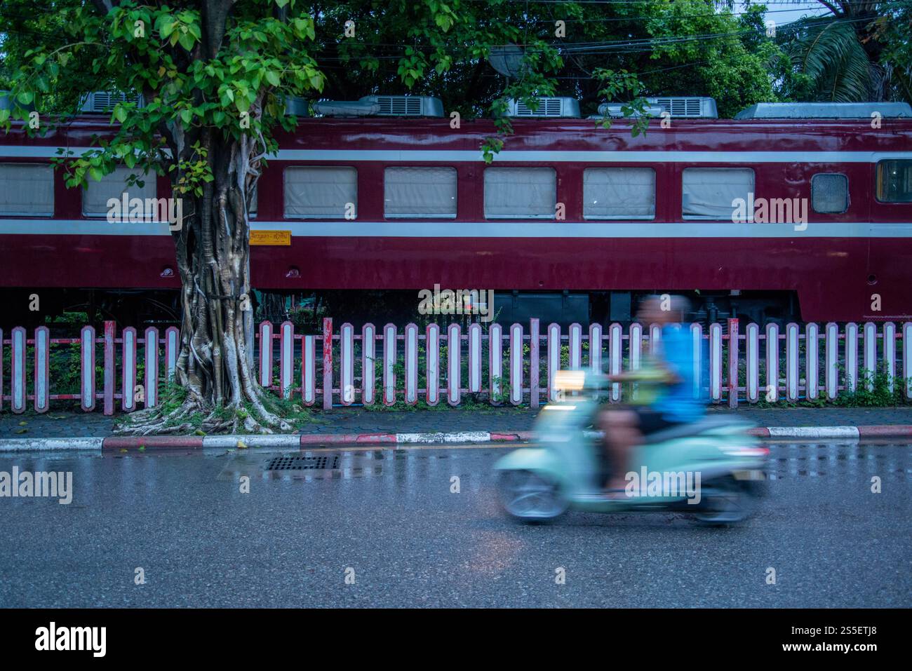 Un train à la gare de la ville de Hua Hin dans la province de Prachuap Khiri Khan en Thaïlande, Thaïlande, Hua Hin, décembre 2022. THAÏLANDE Banque D'Images