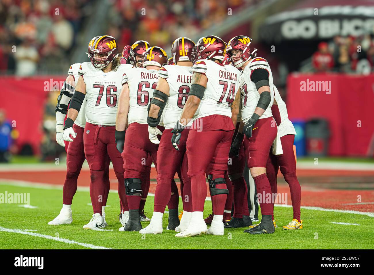 Tampa Bay, Floride, États-Unis, 12 janvier 2025, les joueurs des Washington Commanders se blottissent pendant le premier quart-temps au Raymond James Stadium. (Crédit photo : Marty Jean-Louis/Alamy Live News Banque D'Images
