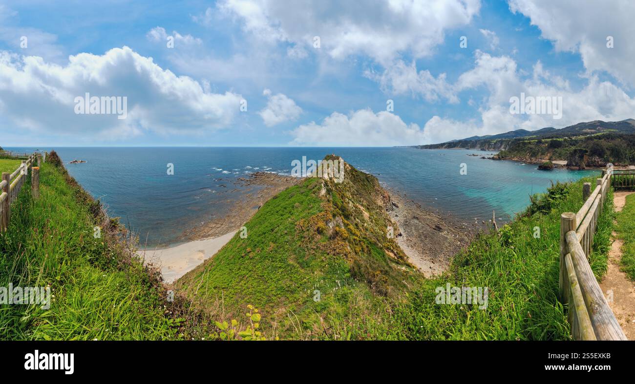 Été Océan Atlantique (Golfe de Gascogne) littoral paysage. Ermita de la Regalina, Cadavedo, Asturies, Espagne. Banque D'Images