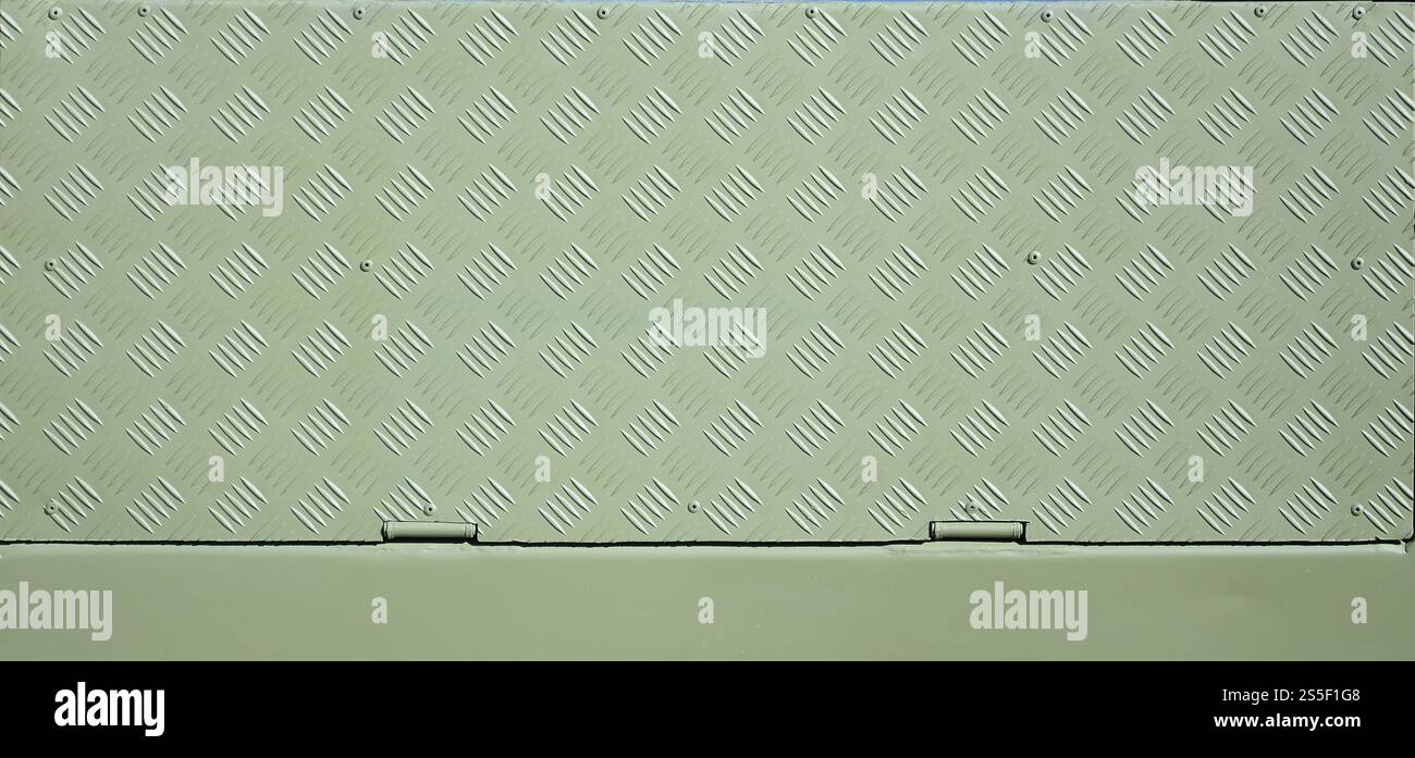 Liste en aluminium vert foncé avec des formes de losange ou de losange sous la lumière du soleil. Liste en aluminium vert foncé avec des formes de losange ou de losange Banque D'Images