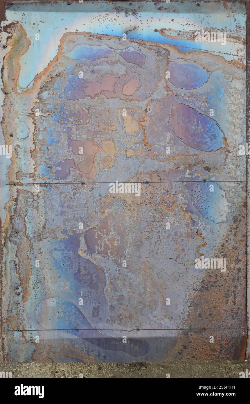 Texture de corrosion abstraite sur la tôle d'acier plaquée cuivre. Motif aléatoire dans les couleurs orange et bleu. Texture de corrosion abstraite sur le cuivre Banque D'Images