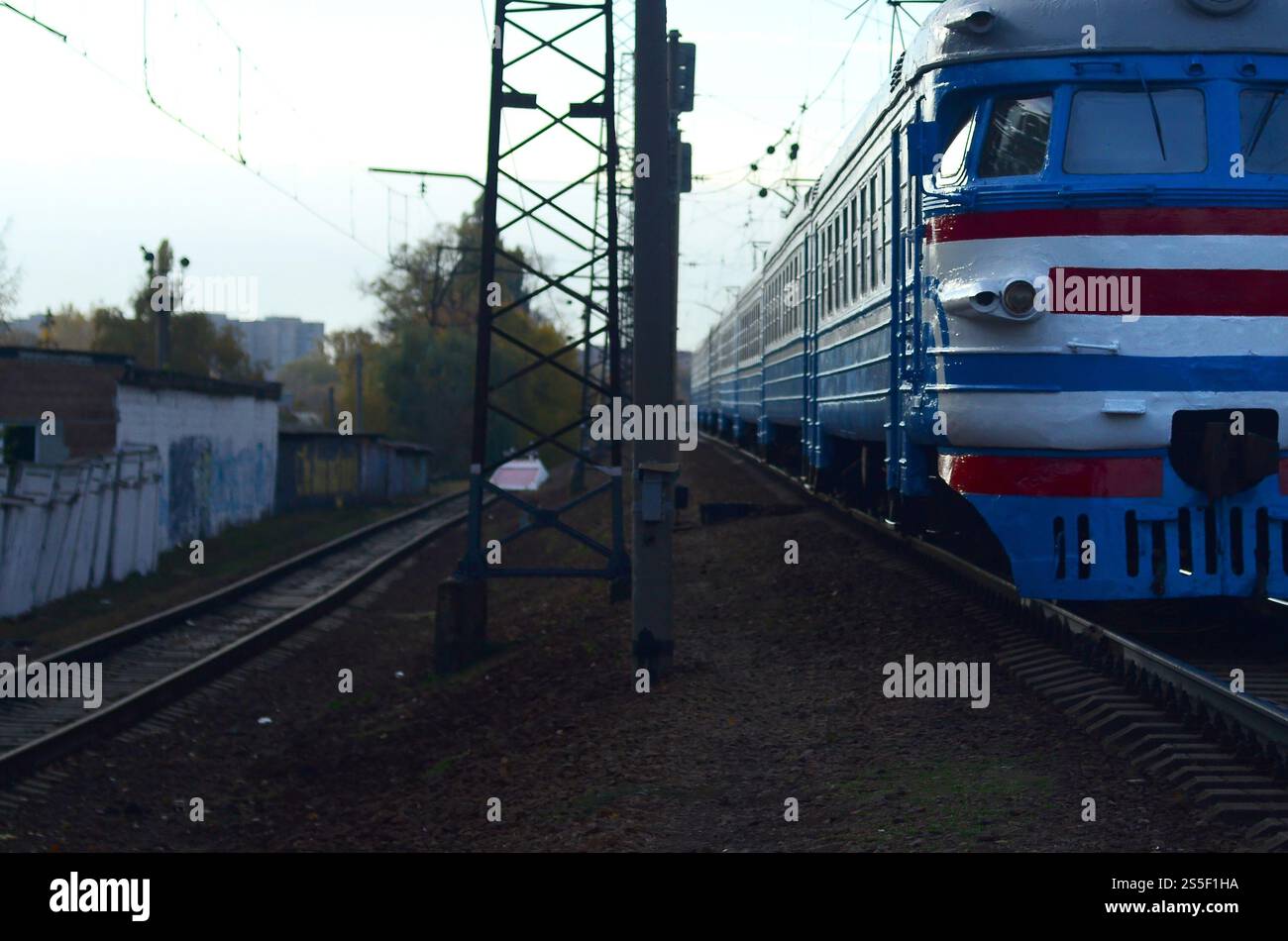 Train électrique de banlieue. Vieux train électrique soviétique avec un design obsolète se déplaçant par rail. Concept de transport. Vieux train électrique soviétique avec Banque D'Images