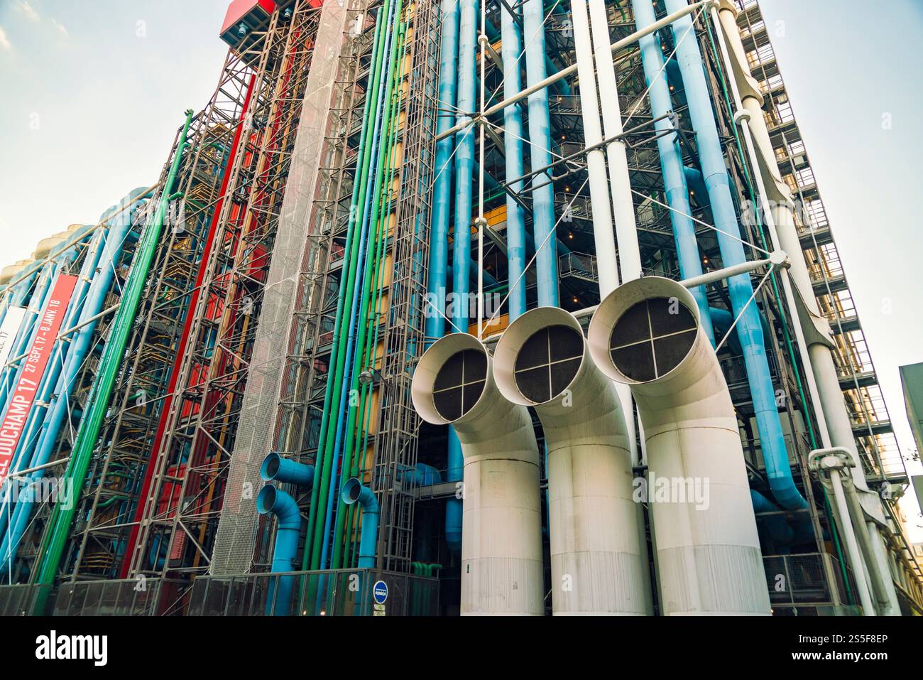 Façade de bâtiment moderne colorée avec tuyauterie extérieure et conduits du Centre Pompidou, Paris, France Banque D'Images