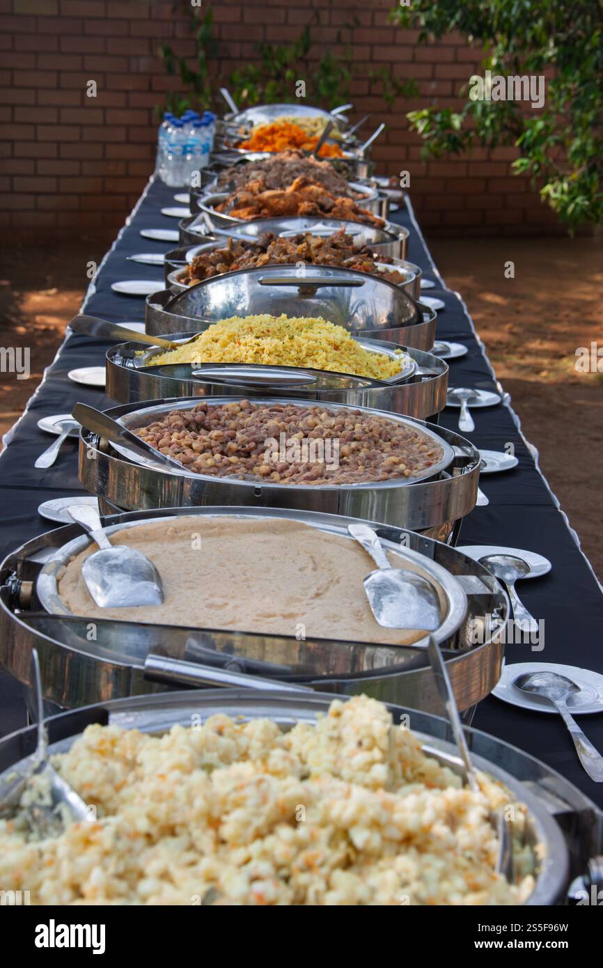 nourriture traditionnelle africaine tswana , samp, bogobe, pap, porridge, une fête en plein air dans la cour , botswana et afrique du sud Banque D'Images