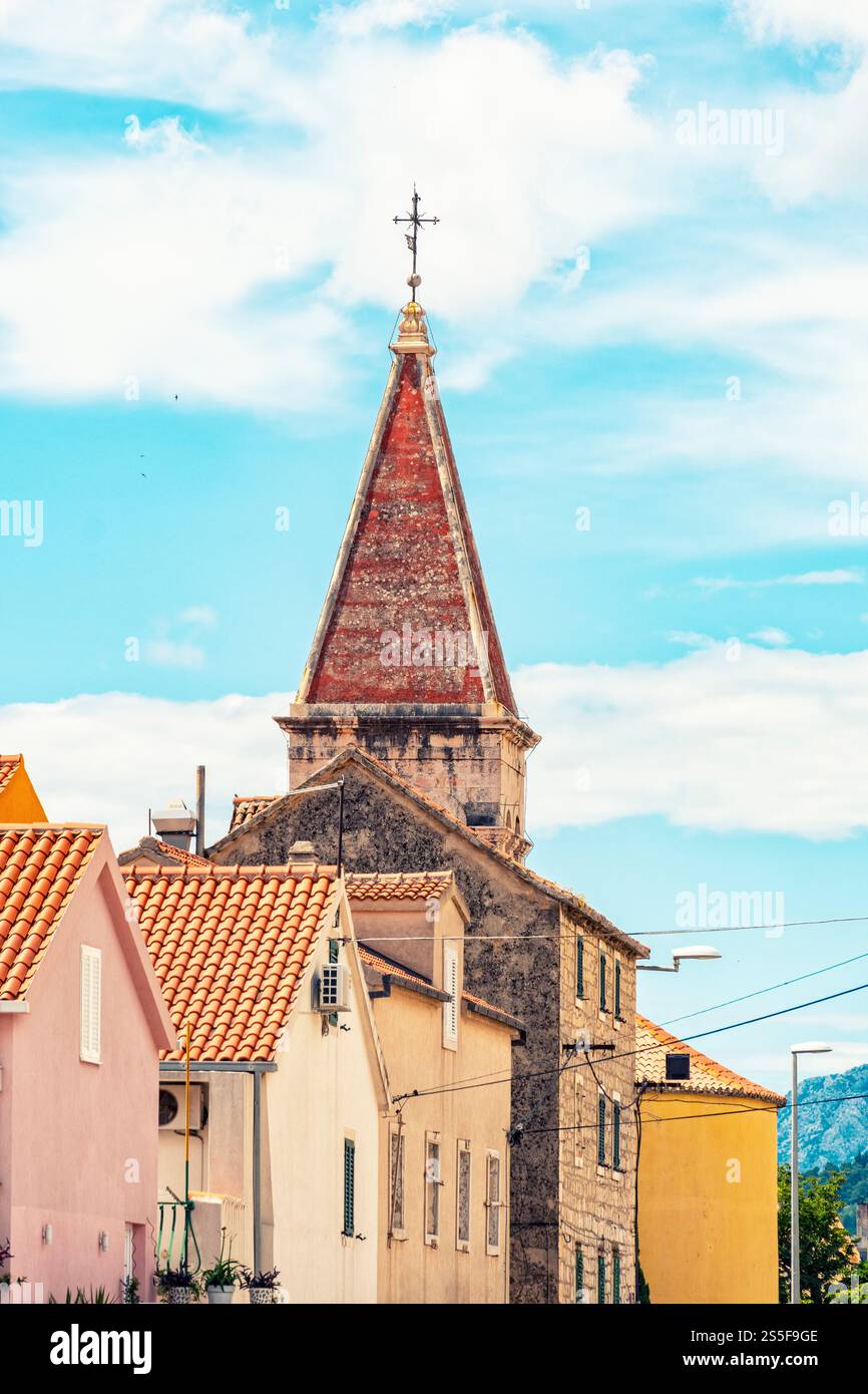 Une vue pittoresque de la ville de Makarska avec des maisons colorées et une cathédrale de la Spire de fournisseurs Mark contre un ciel bleu avec des nuages, Croatie Banque D'Images