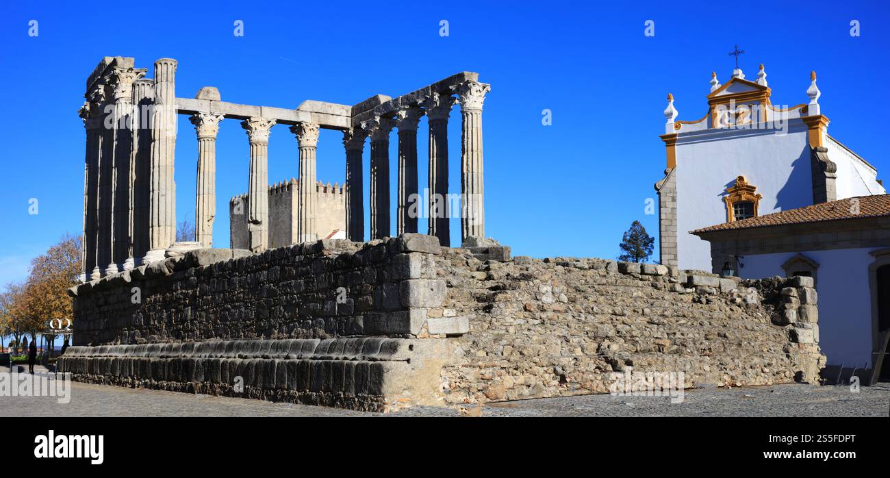 Lanmdarks du Portugal. Région de l'Alentejo, ville d'Evora, site classé au patrimoine de l'UNESCO. Temple romain de Diane - unique temple romain antique dans le pays Banque D'Images