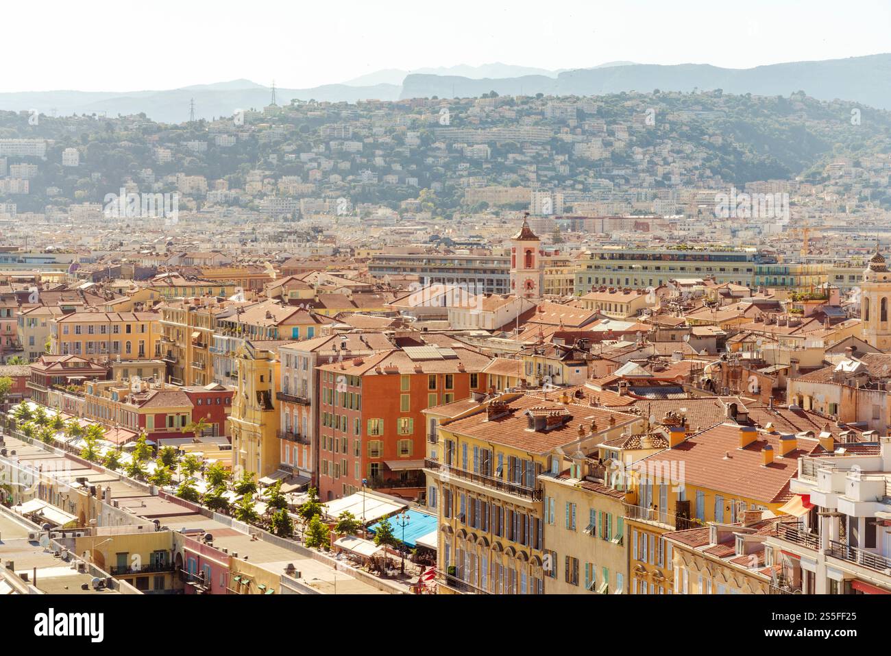 Vue panoramique aérienne de la ville de Nice avec des bâtiments densément emballés et un ciel dégagé en été, Nice, France Banque D'Images