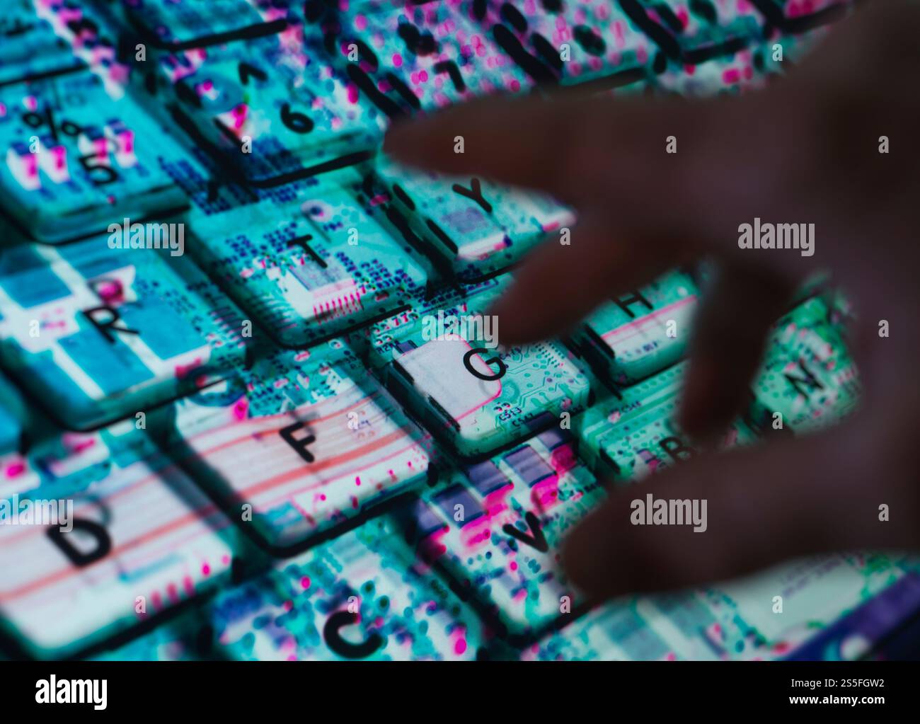 Paysage de la technologie AI, homme tapant à l'ordinateur portable avec le matériel informatique révélé en dessous Banque D'Images