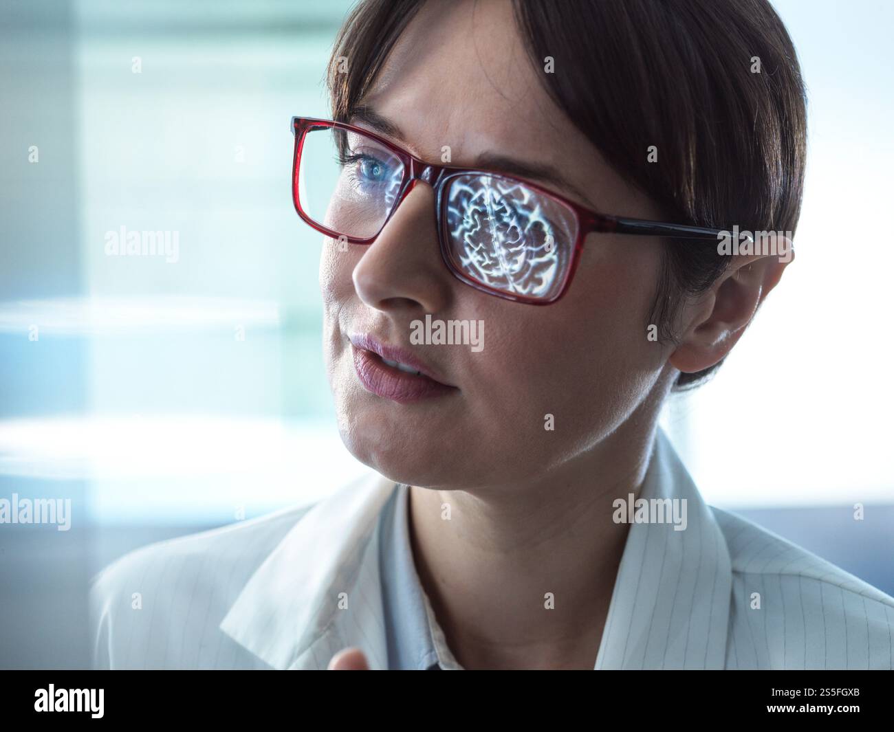 Médecin examinant un patient IRM scanner du cerveau pour le vieillissement et les dommages dus à la démence et la maladie d'Alzheimer Banque D'Images