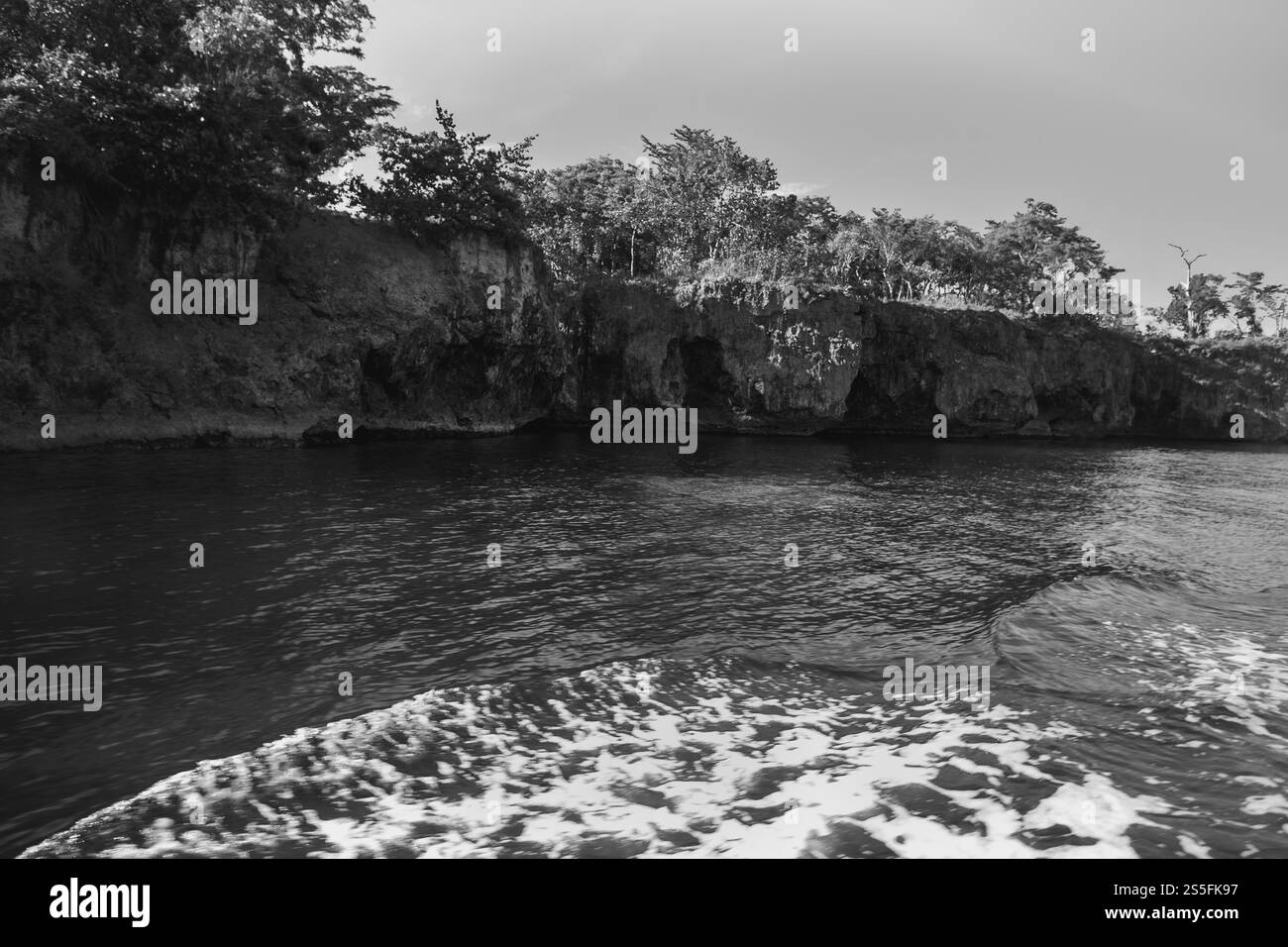 Une vue imprenable depuis une falaise rocheuse escarpée surplombant un vaste rivage, République dominicaine 2014. Une vue imprenable depuis la République Dominicaine 2012 Banque D'Images