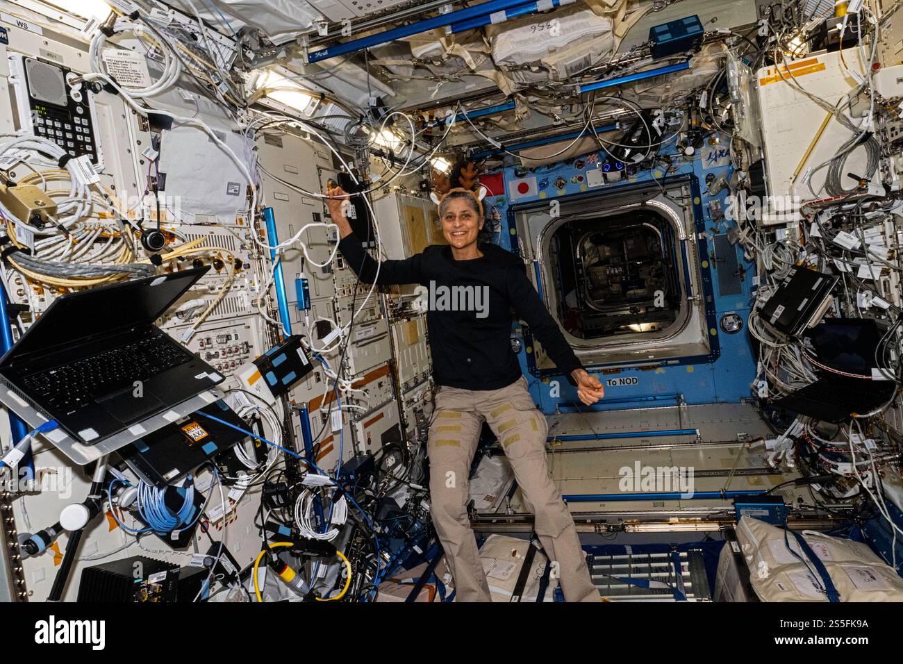 ISS - 24 décembre 2024 - L'astronaute de la NASA et le commandant de l'expédition 72 Suni Williams vérifient les composants de recherche à l'intérieur du module Advan du laboratoire Kibo Banque D'Images