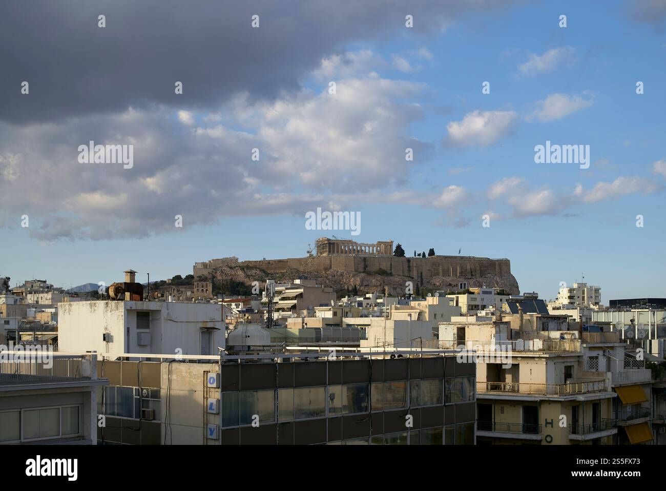 Paysage urbain d'Athènes au crépuscule avec l'Acropole bien visible au-dessus des bâtiments résidentiels sous un ciel nuageux, Athènes, Grèce Banque D'Images