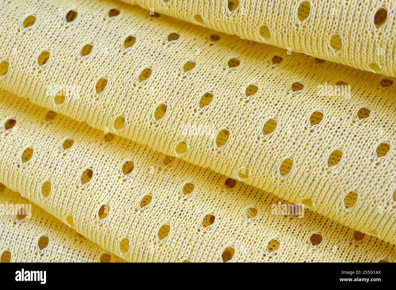 Fond de modèle textile de tissu de tissu de sport de maille jaune. Couleur jaune maillot de football vêtements tissu texture vêtements de sport. Poreux respirant Banque D'Images