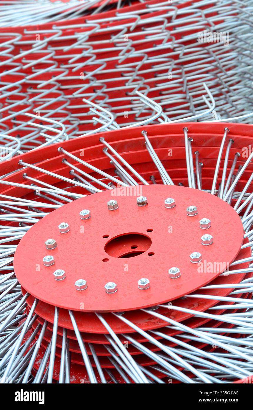 Nouvelle faneuse rouge pour remorque dans les machines agricoles pour le ramassage du foin. Gros plan Banque D'Images