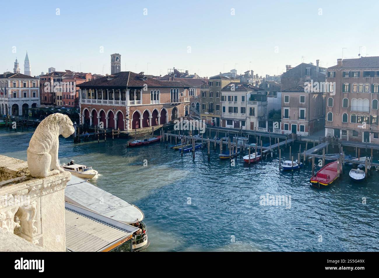 Vue sur le Grand Canal avec des bateaux d'amarrage depuis le pont du Rialto dans la ville de Venise sur des mounons d'hiver ensoleillés Banque D'Images