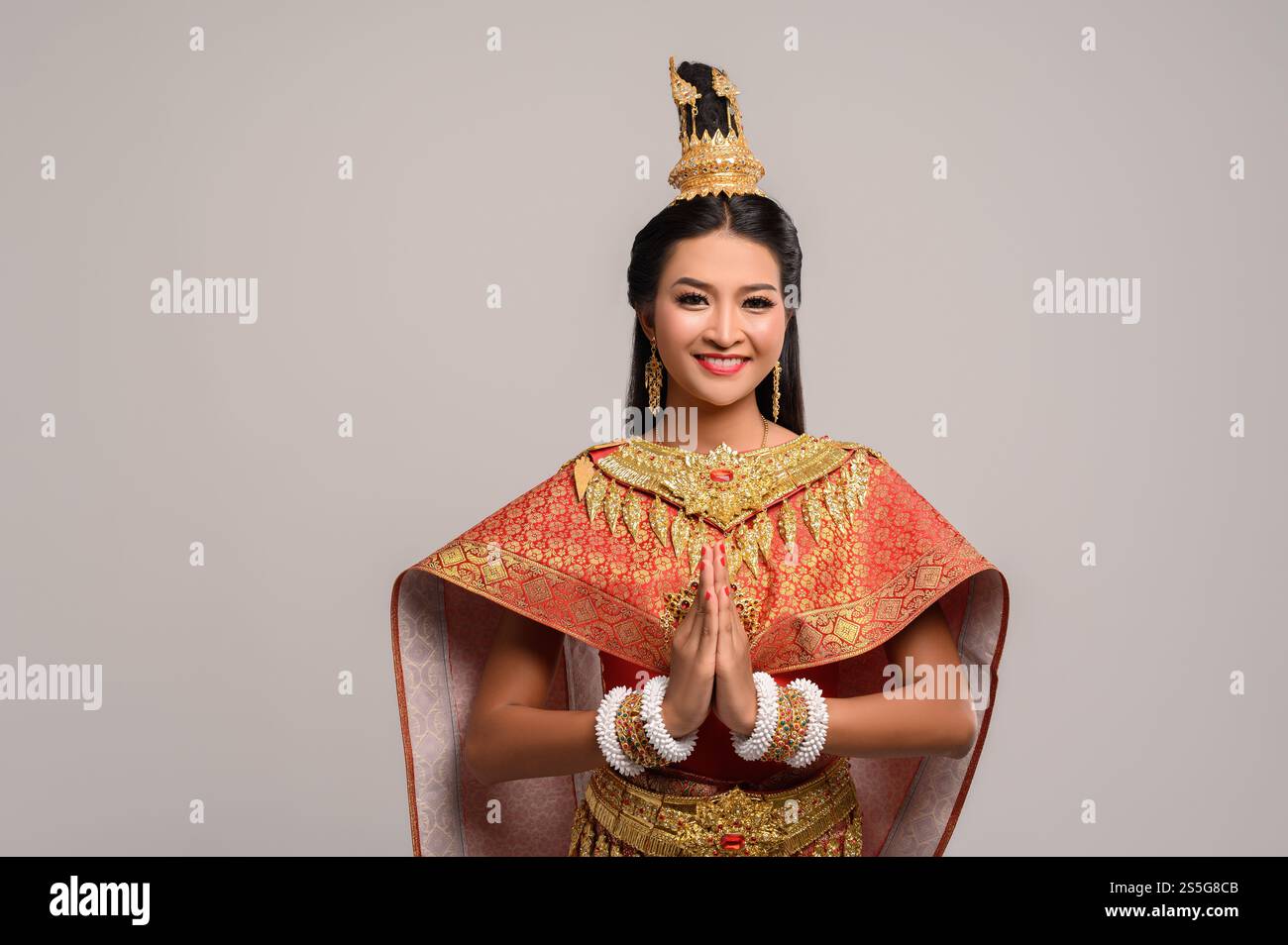Les femmes portant des vêtements thaïlandais qui sont respectueux, symbole sawasdee Banque D'Images