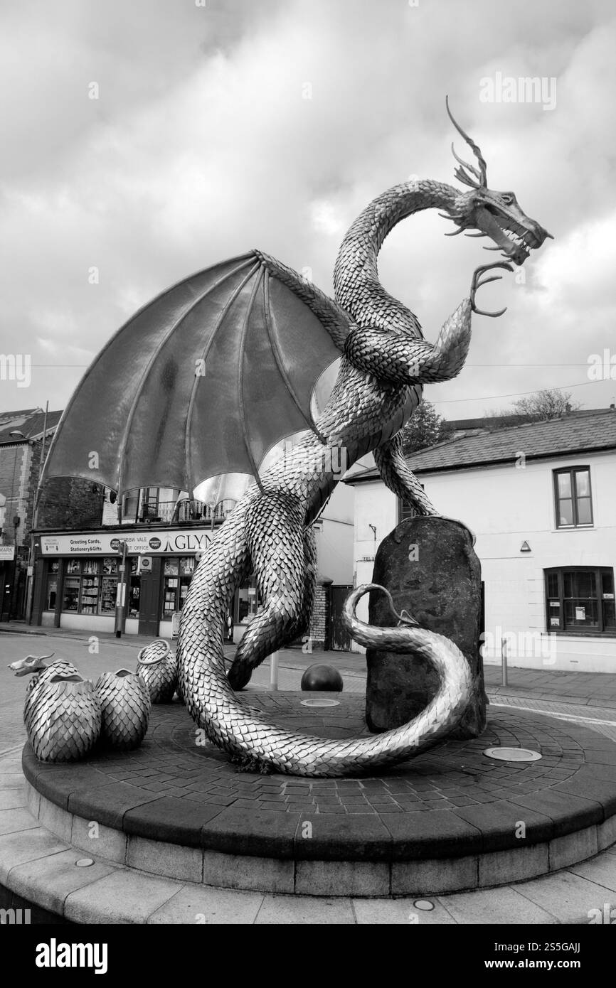 Sculpture de dragon en acier Heart of the Furnace de Sam Pask et William Holland de Phoenix Forge à Bank Square, Ebbw Vale. Banque D'Images
