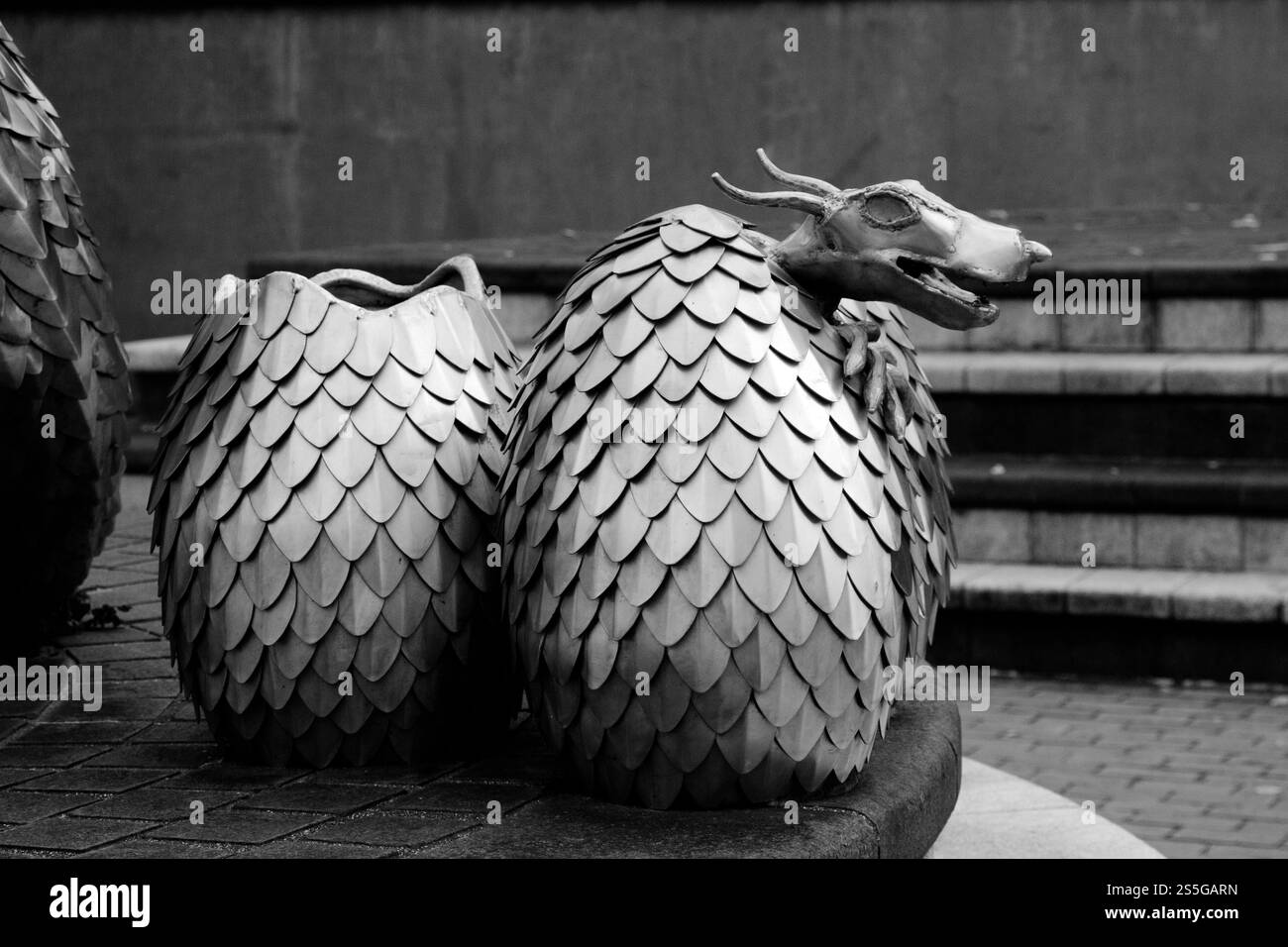 Sculpture de dragon en acier Heart of the Furnace de Sam Pask et William Holland de Phoenix Forge à Bank Square, Ebbw Vale. Banque D'Images
